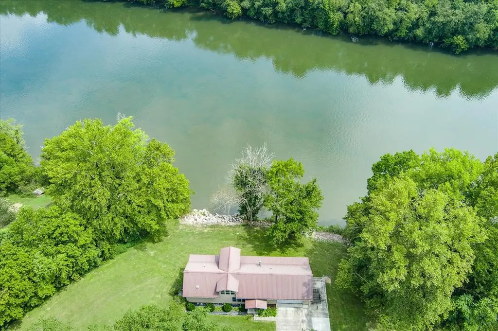 2867 Arcot Road Celina TN 38551