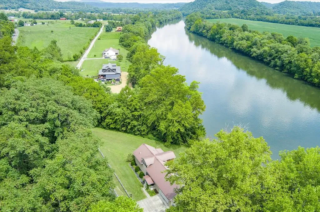 2867 Arcot Road Celina TN 38551