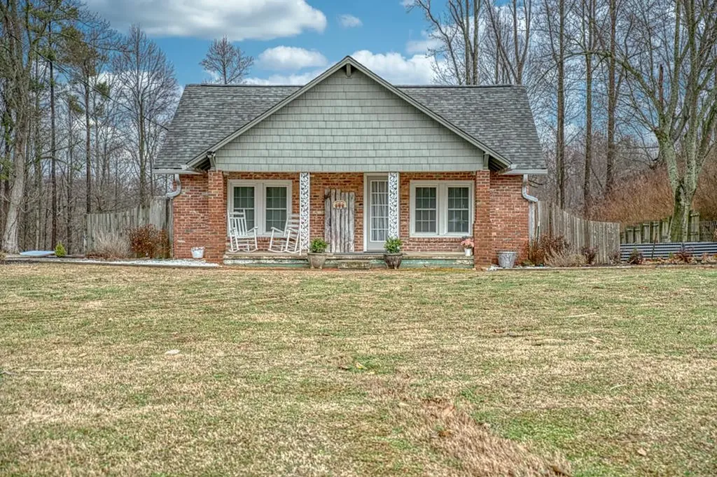 7911 Nashville Highway Baxter TN 38544