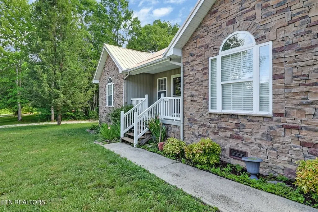 360 Swallows Crossing Grimsley TN 38565-6009
