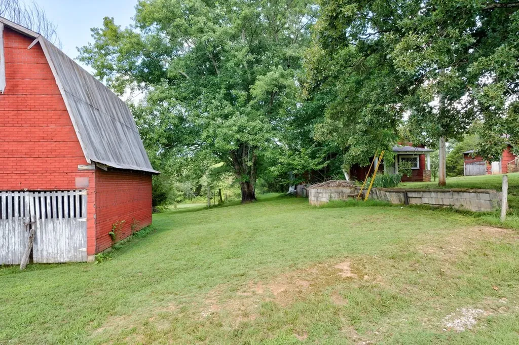 219 Claude Smith Lane Alpine TN 38543