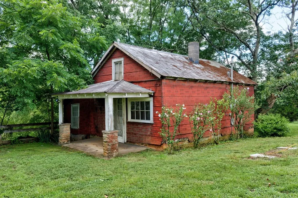 219 Claude Smith Lane Alpine TN 38543