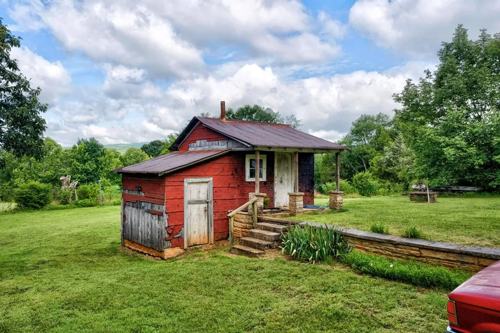 219 Claude Smith Lane Alpine TN 38543