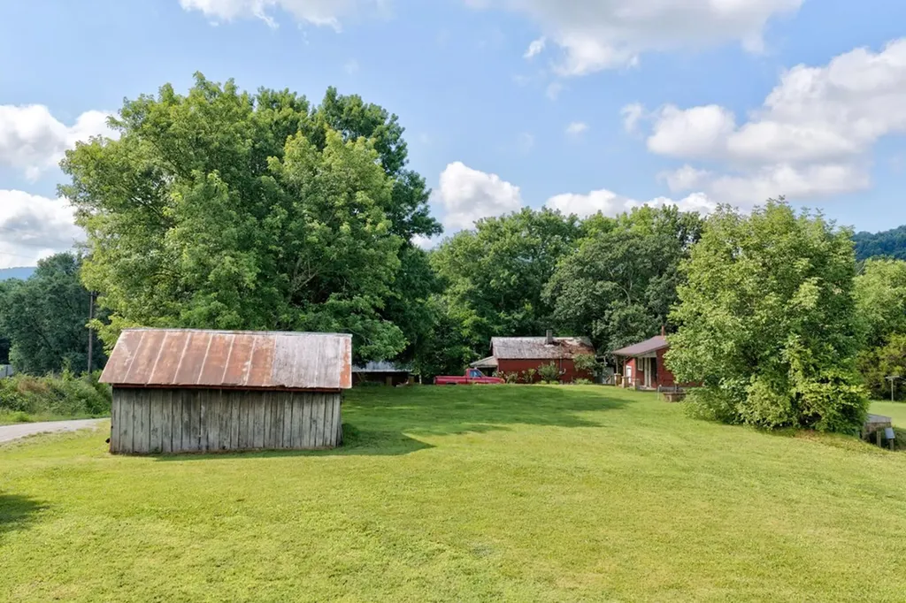 219 Claude Smith Lane Alpine TN 38543