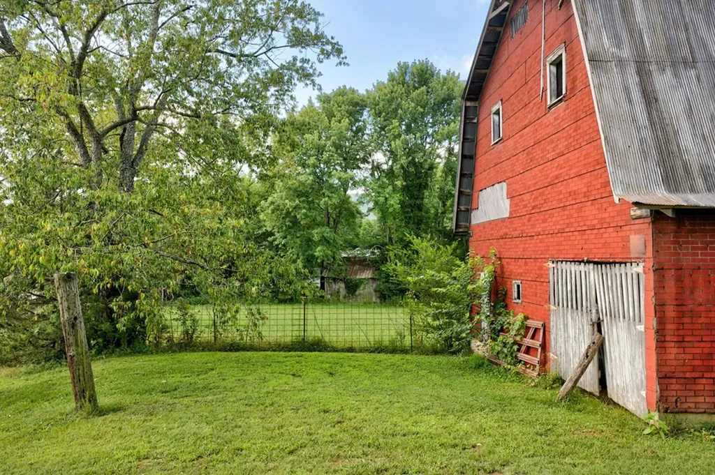 219 Claude Smith Lane Alpine TN 38543