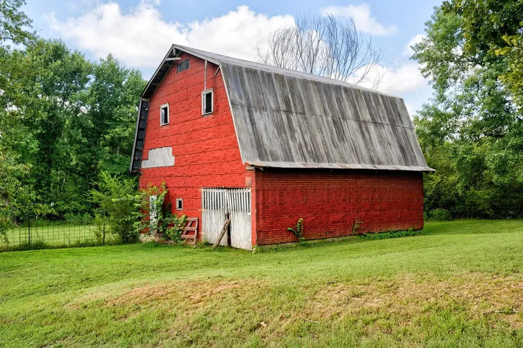 219 Claude Smith Lane Alpine TN 38543