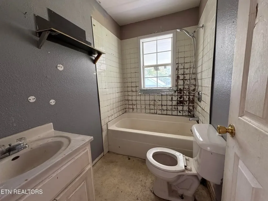 1028 Frank Campbell Road Jamestown TN 38556-5692