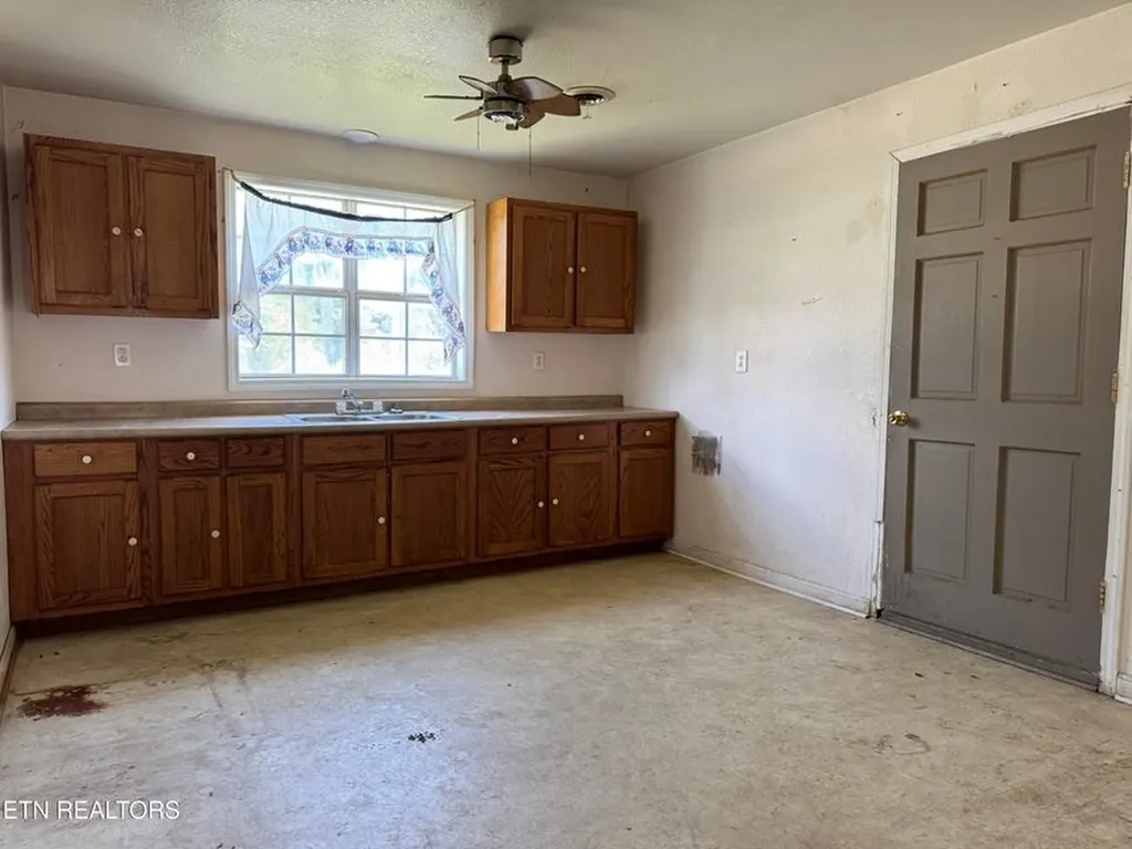 1028 Frank Campbell Road Jamestown TN 38556-5692