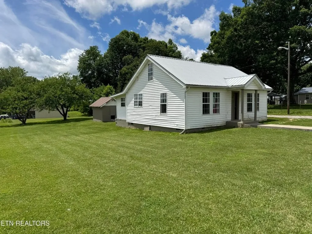 1028 Frank Campbell Road Jamestown TN 38556-5692