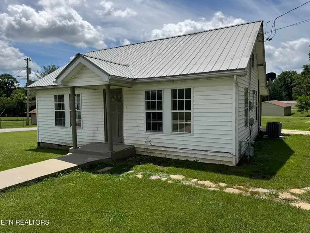 1028 Frank Campbell Road Jamestown TN 38556-5692
