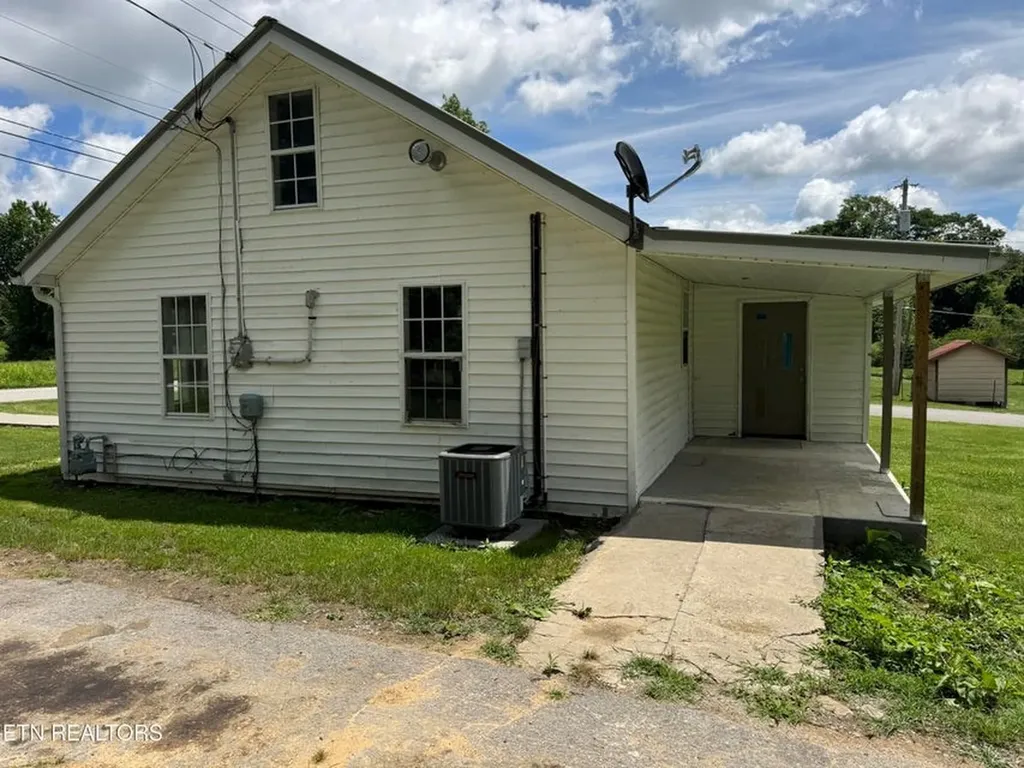 1028 Frank Campbell Road Jamestown TN 38556-5692