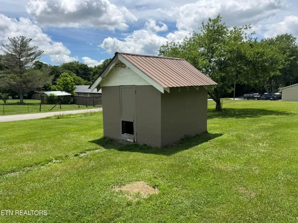 1028 Frank Campbell Road Jamestown TN 38556-5692