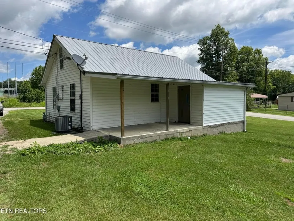 1028 Frank Campbell Road Jamestown TN 38556-5692