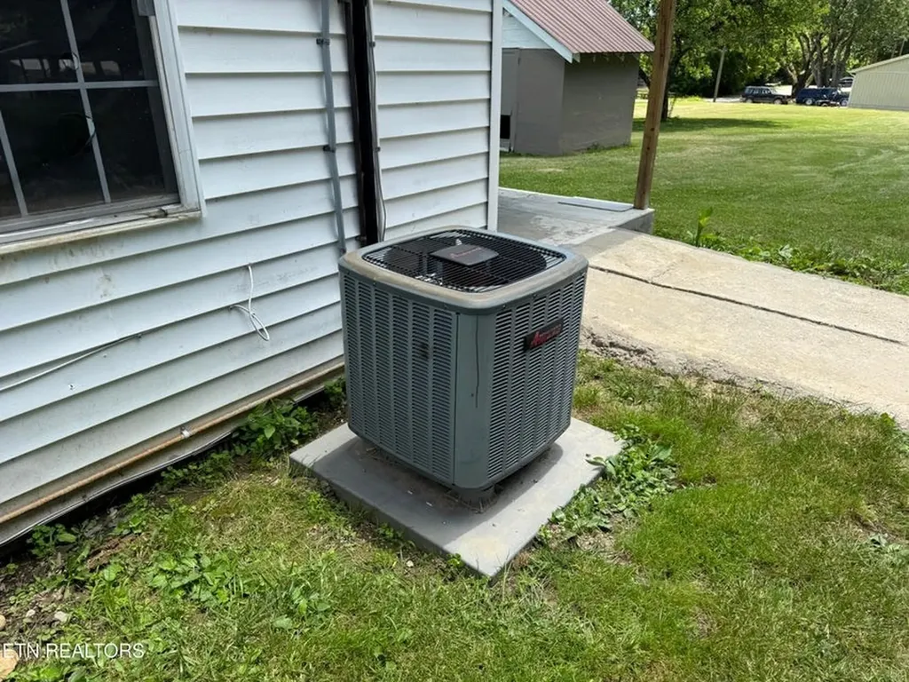 1028 Frank Campbell Road Jamestown TN 38556-5692