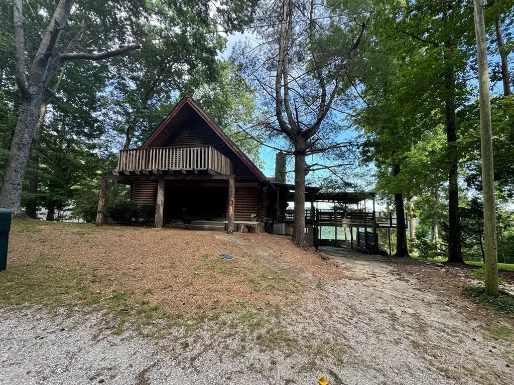 105 Thompson Lane Byrdstown TN 38549