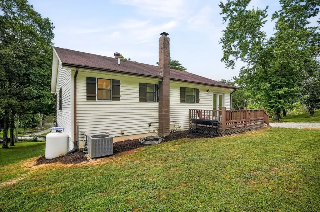9576 Willow Grove Highway Allons TN 38541