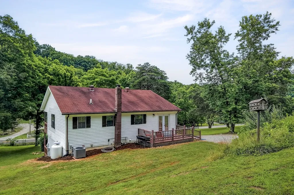 9576 Willow Grove Highway Allons TN 38541
