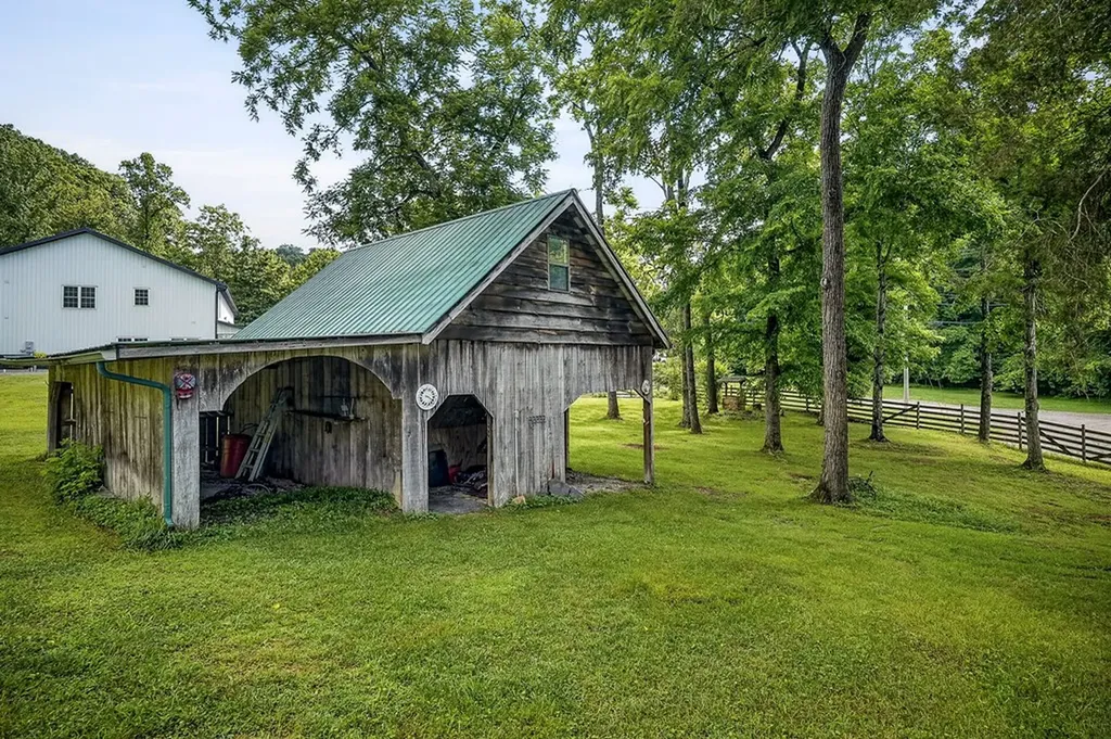 9576 Willow Grove Highway Allons TN 38541