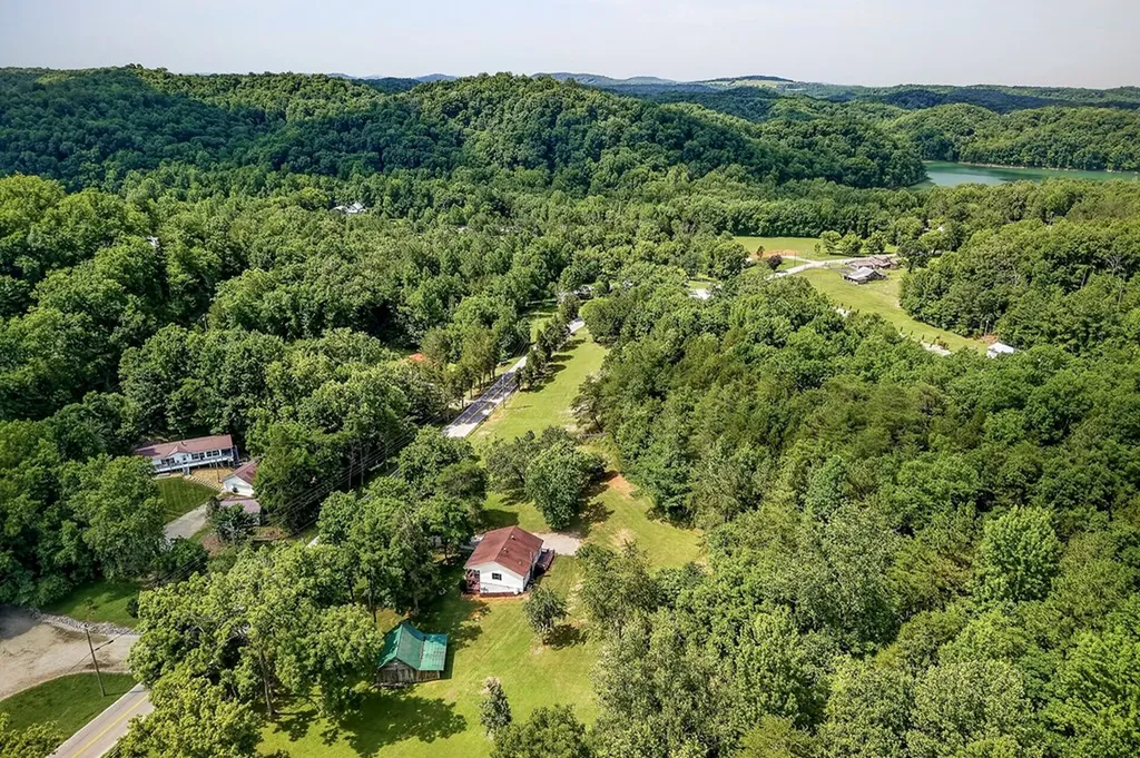 9576 Willow Grove Highway Allons TN 38541