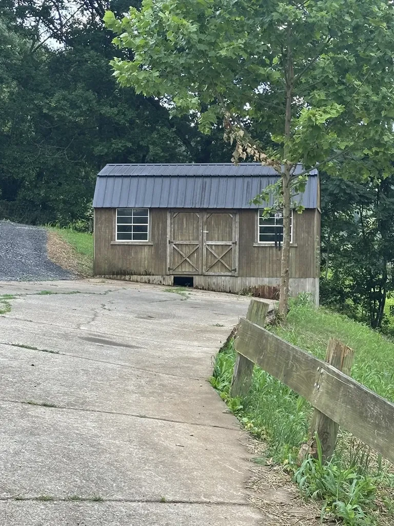 45 Friendship Hollow Road N Pleasant Shade TN 37145