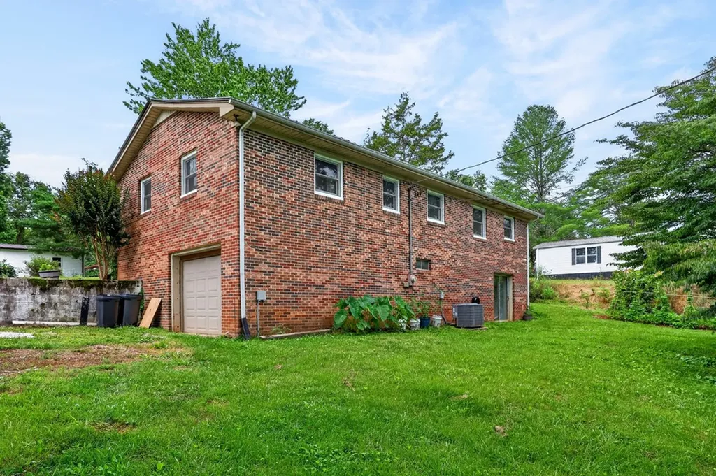 194 Meadowbrook Circle Livingston TN 38570