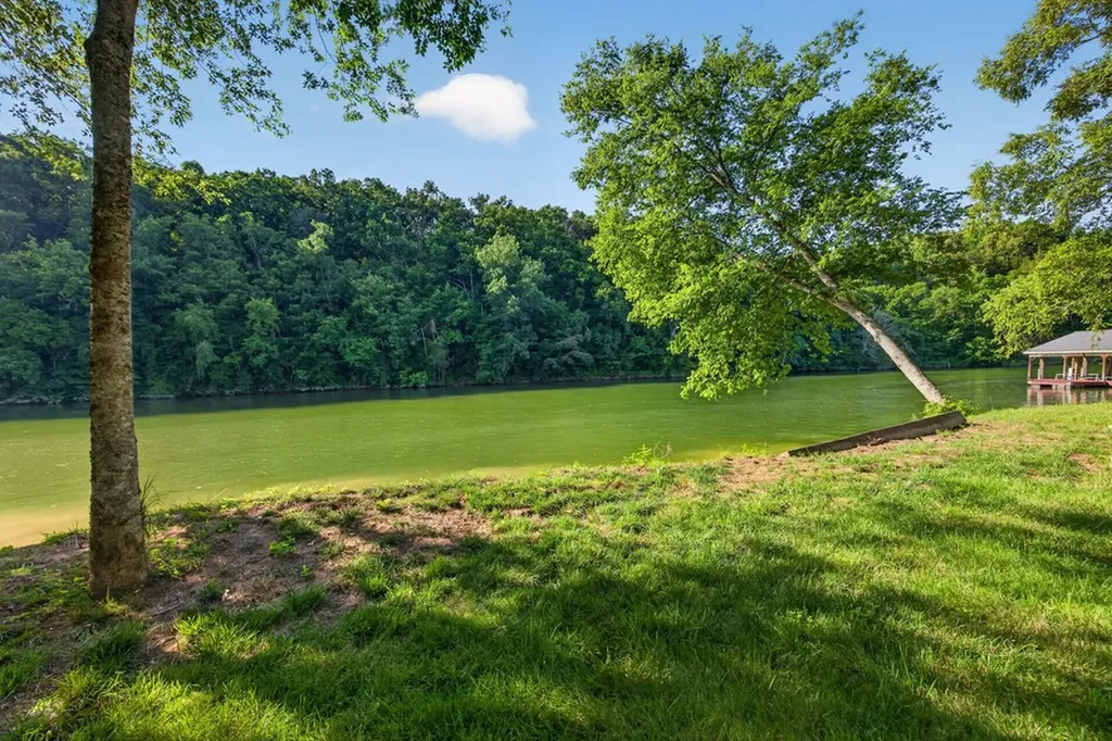 415 River Oaks Drive Sparta TN 38583