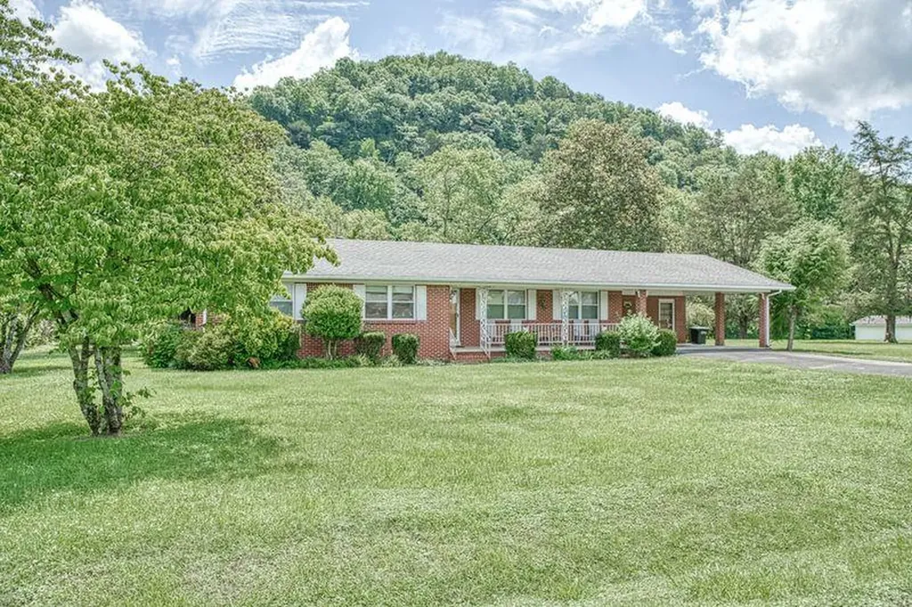 221 Obey Drive Celina TN 38551