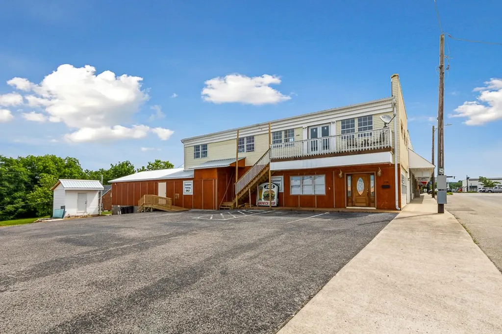 208 W Broad Livingston TN 38570