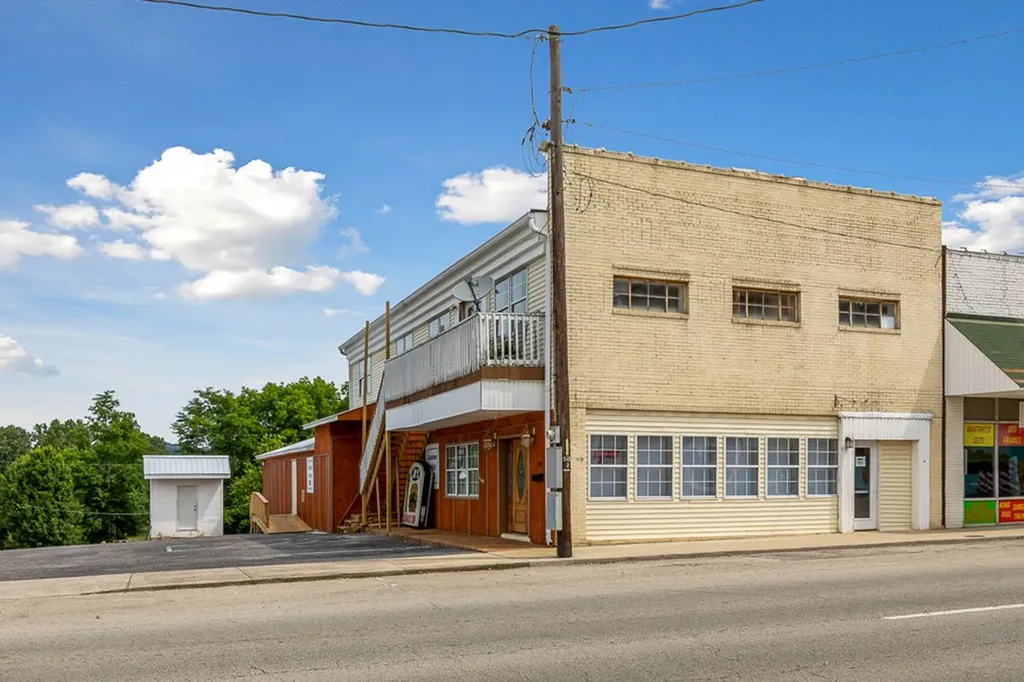208 W Broad Livingston TN 38570