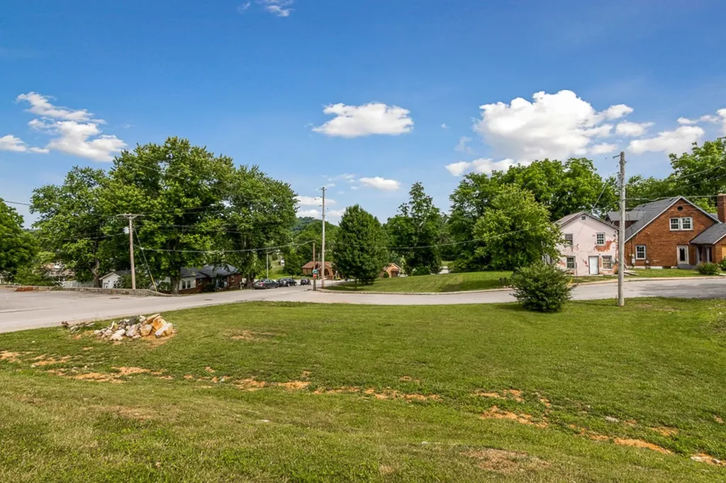 208 W Broad Livingston TN 38570