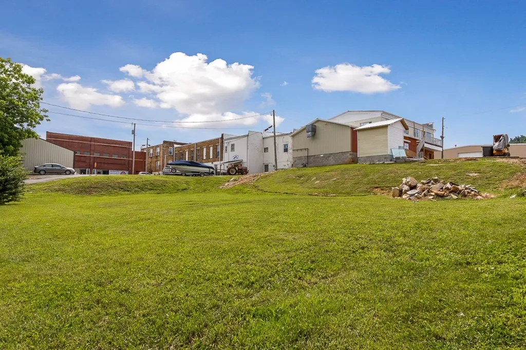 208 W Broad Livingston TN 38570