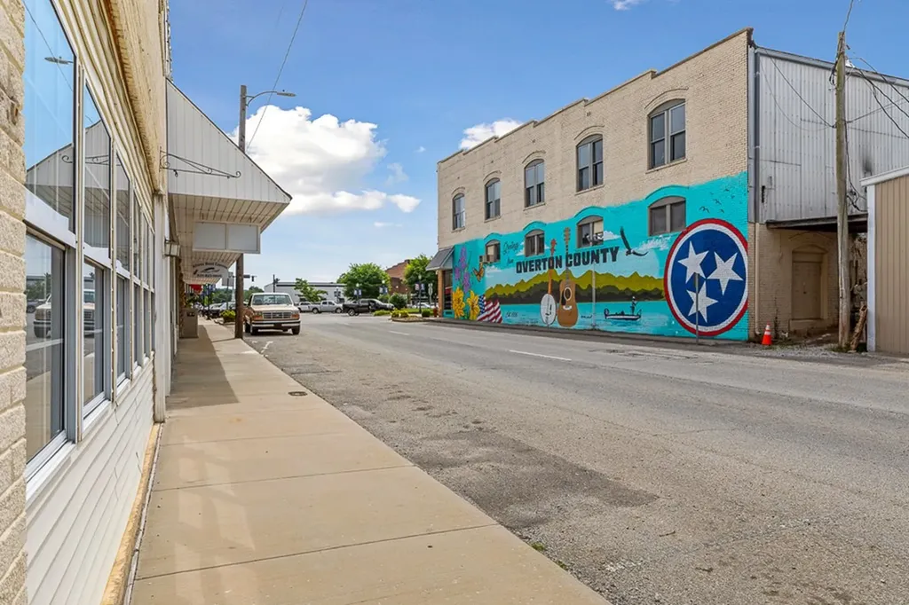 208 W Broad Livingston TN 38570