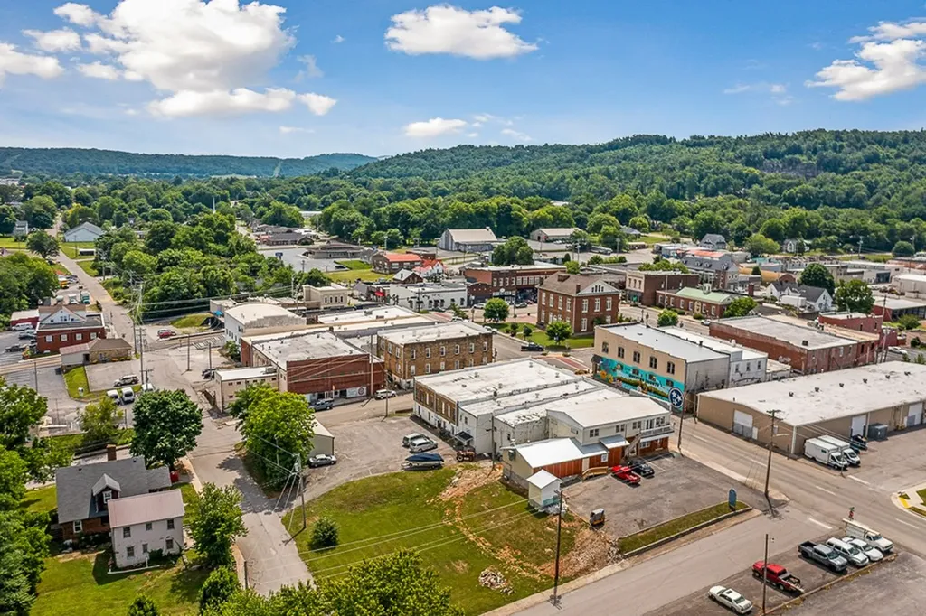 208 W Broad Livingston TN 38570