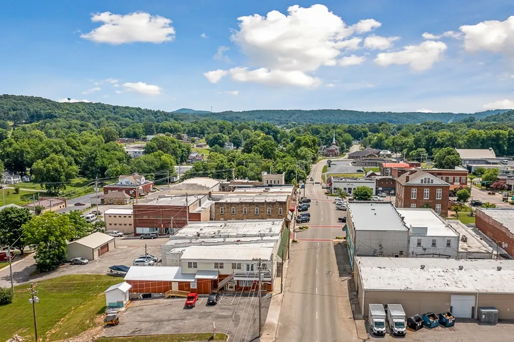 208 W Broad Livingston TN 38570