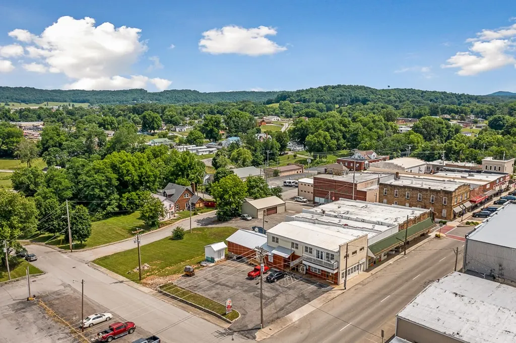 208 W Broad Livingston TN 38570