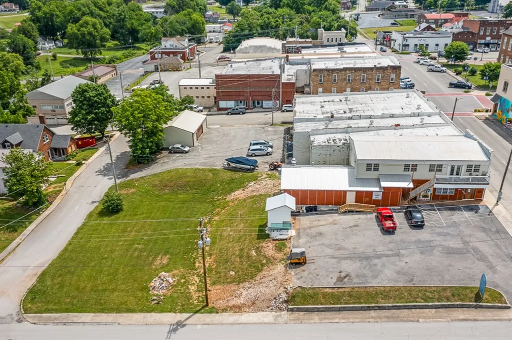 208 W Broad Livingston TN 38570