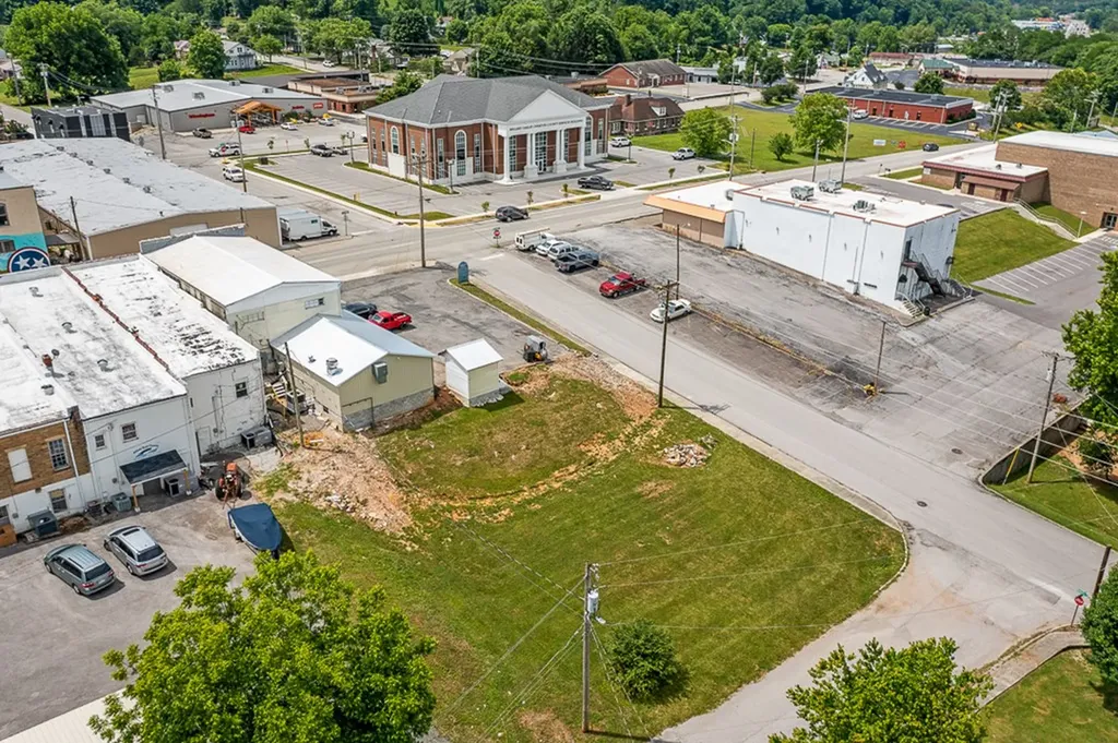 208 W Broad Livingston TN 38570