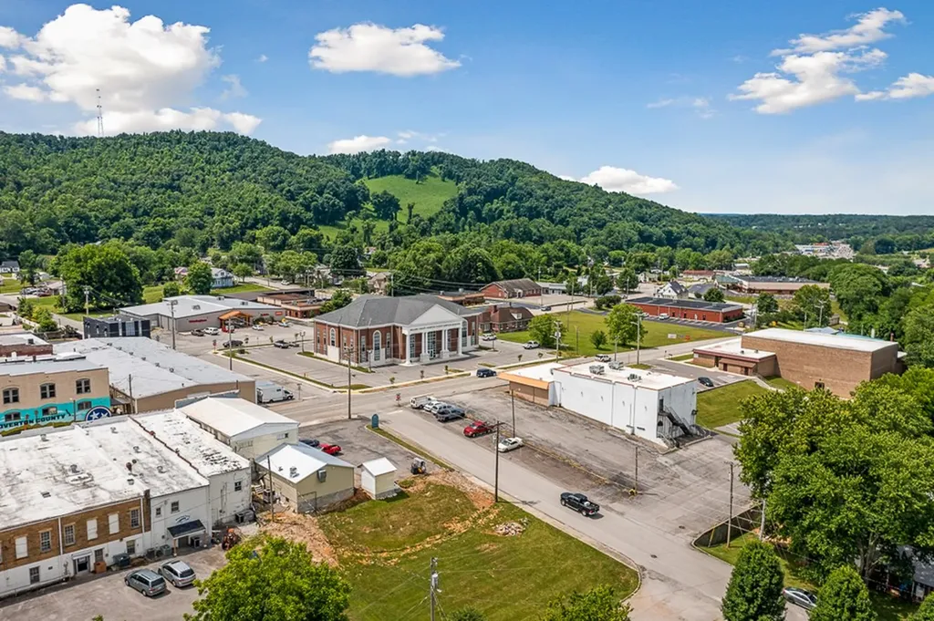 208 W Broad Livingston TN 38570