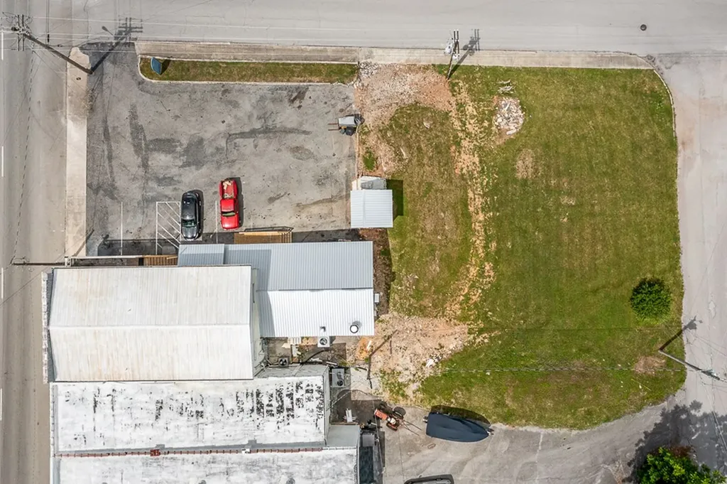 208 W Broad Livingston TN 38570