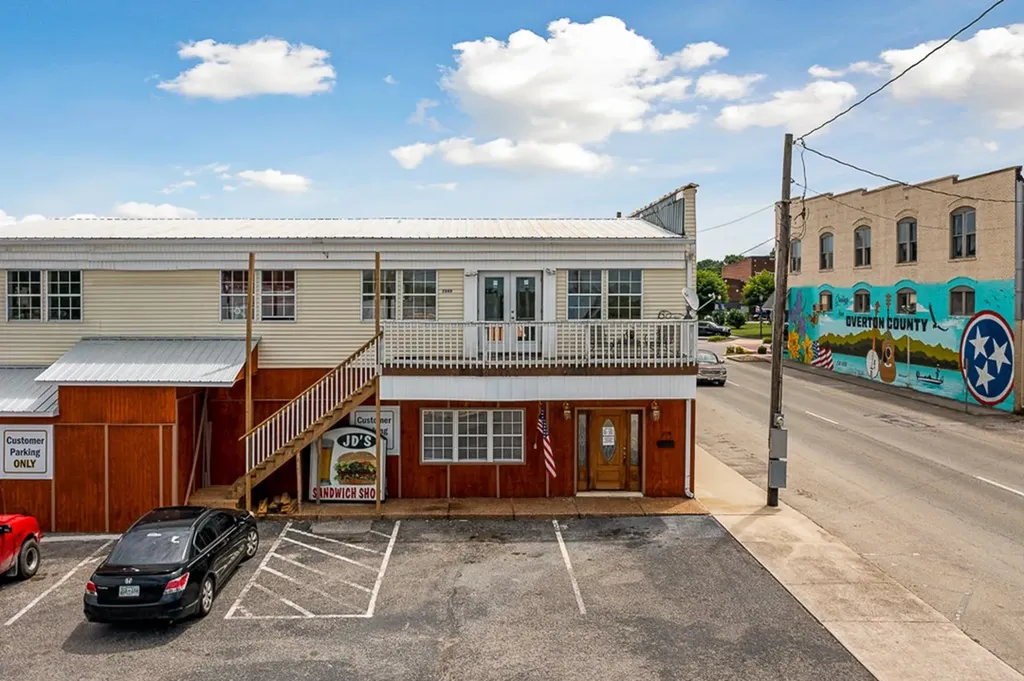 208 W Broad Livingston TN 38570