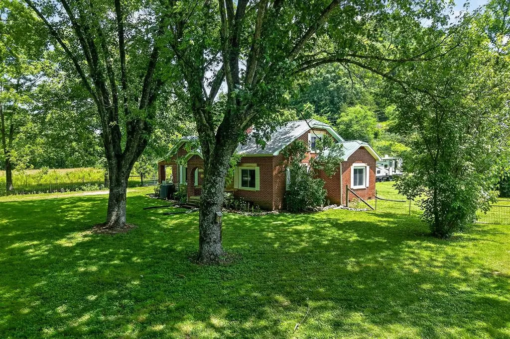 747 Hunting Creek Road Whitleyville TN 38588