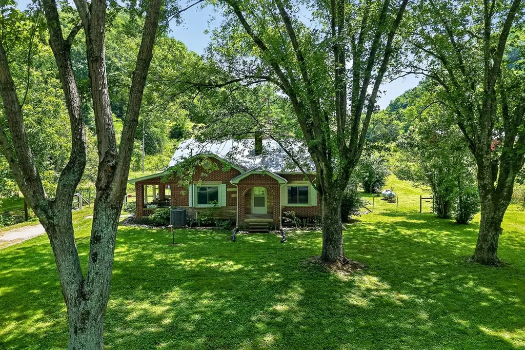 747 Hunting Creek Road Whitleyville TN 38588