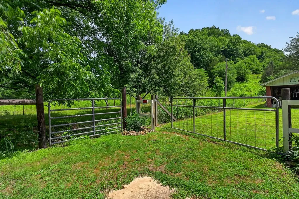 747 Hunting Creek Road Whitleyville TN 38588