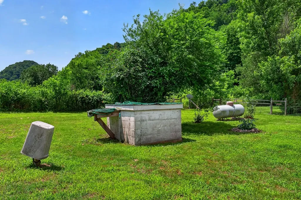 747 Hunting Creek Road Whitleyville TN 38588