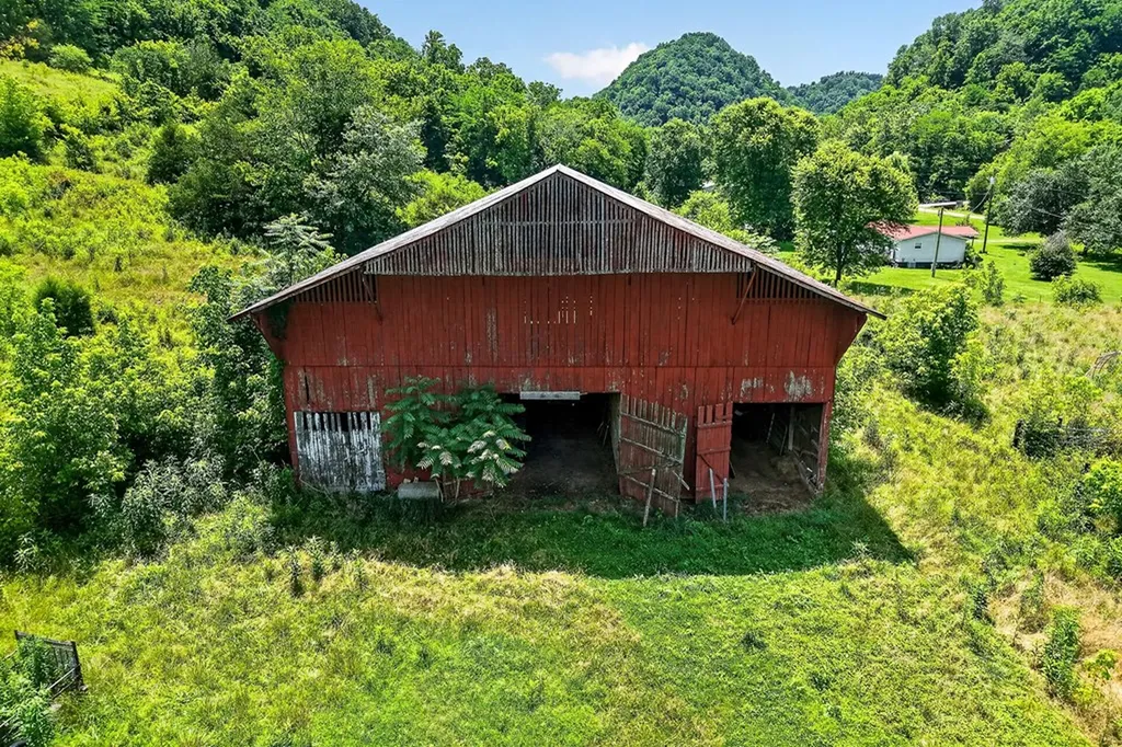 747 Hunting Creek Road Whitleyville TN 38588