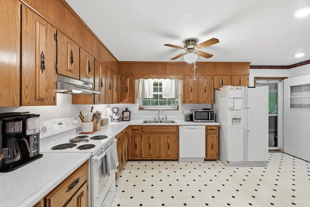 1328 Hillvale Road Louisville TN 37777