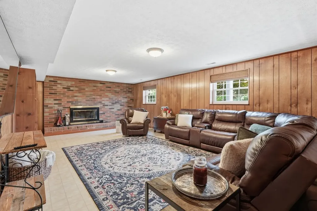 1328 Hillvale Road Louisville TN 37777