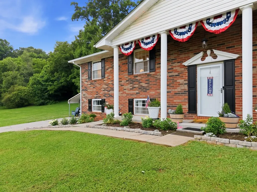 1328 Hillvale Road Louisville TN 37777