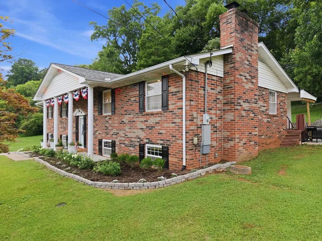 1328 Hillvale Road Louisville TN 37777