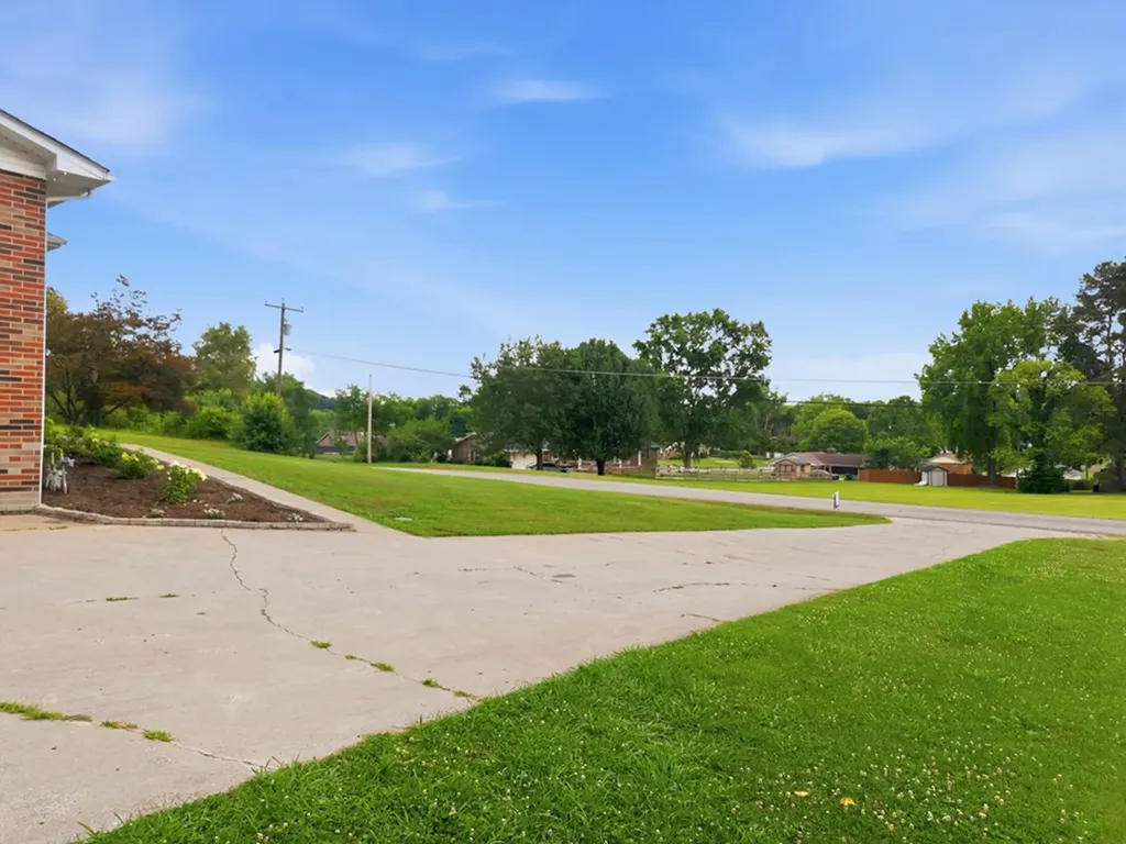 1328 Hillvale Road Louisville TN 37777
